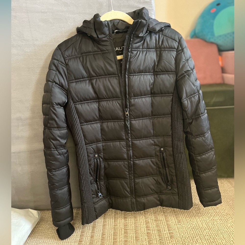 Cute and functional Nautica puffer jacket with removable hood and thumb holes 😍🖤